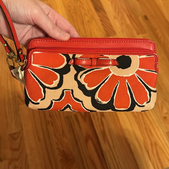 Coach Poppy Wristlet - Picture 6 of 8